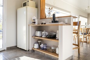 Een koelkast, een microgolfoven, een oven, een kookplaat