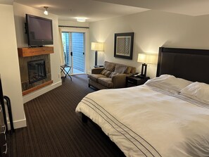 1 bedroom, travel cot, free WiFi, bed sheets - Relax at the Resort. A cozy getaway next to the water. (Nanoose Bay)