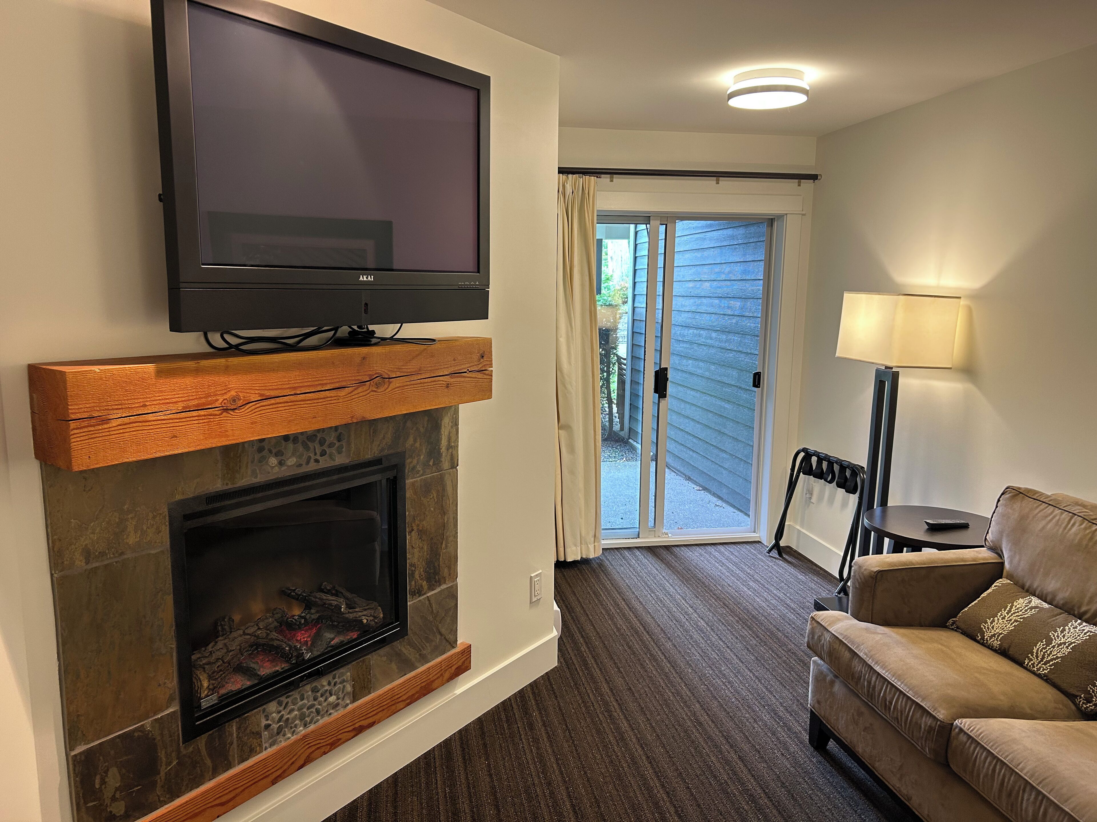 Télévision, cheminée, table de tennis de table, livres