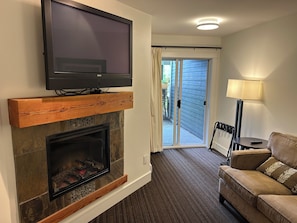 Fernseher, Kamin, Tischtennisplatte, Bücher