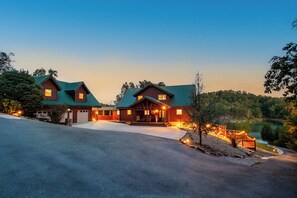Exterior - 20% OFF Lakefront Lodge, Luxury, Dock, Hot Tub, Game Room, Fire Pit (Dandridge)