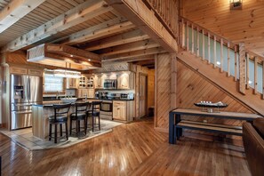 Fridge, microwave, oven, stovetop - 20% OFF Lakefront Lodge, Luxury, Dock, Hot Tub, Game Room, Fire Pit (Dandridge)