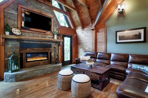 Smart TV, fireplace, books, printers - 20 % OFF Lakefront Lodge, Luxury, Dock, Hot Tub, Game Room, Fire Pit (Dandridge)