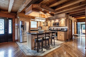 Fridge, microwave, oven, stovetop - 20 % OFF Lakefront Lodge, Luxury, Dock, Hot Tub, Game Room, Fire Pit (Dandridge)