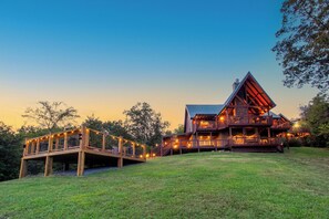 Exterior - 20 % OFF Lakefront Lodge, Luxury, Dock, Hot Tub, Game Room, Fire Pit (Dandridge)