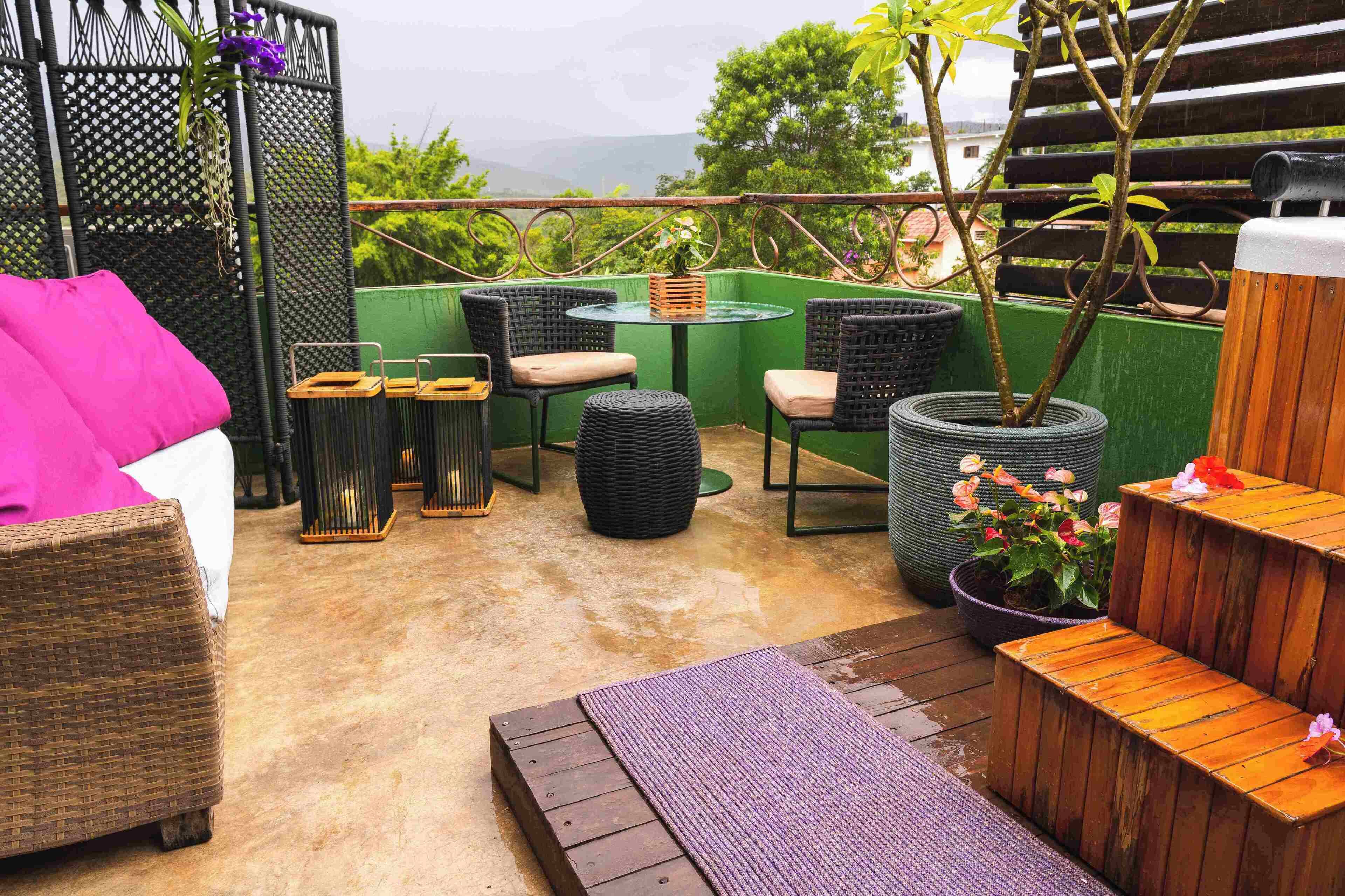 Suite Premium com Ofuro | Living area | 32-inch Smart TV with cable channels