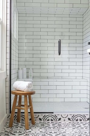 Spa - Contemporary Camas Retreat (Camas)