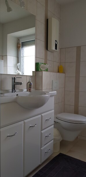 Dusche, Haartrockner, Handtücher, Seife