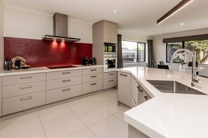 Micro-ondes, four, plaque de cuisson, lave-vaisselle
