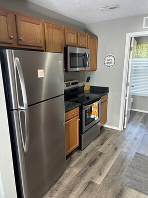 ثلاجة، ميكروويف، فرن، موقد طهي مسطح