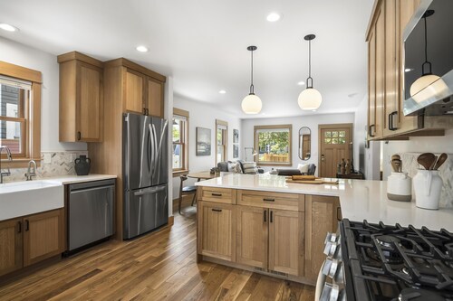 Mill Modern - Beautiful Historic Bungalow