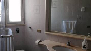 Dusche, Haartrockner, Bidet, Handtücher