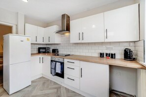 Frigorífico, microondas, horno y mesa de comedor