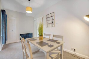 Dining - NEW Sleeps 6 in Norton FREE wifi (Norton)