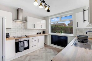 Fridge, microwave, oven, dining tables - NEW Sleeps 6 in Norton FREE wifi (Norton)