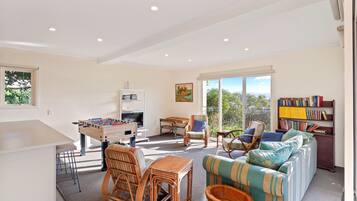 Télévision, cheminée, table de tennis de table