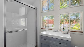 Dusche, Haartrockner, Handtücher