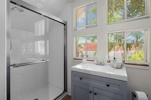 Shower, hair dryer, towels - Cozy Carriage house , NR beaches, walk to Main st. (Bradenton)