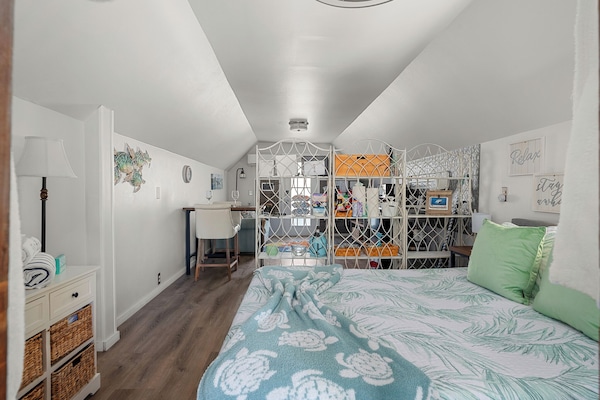 1 habitación, tabla de planchar con plancha y cuna de viaje