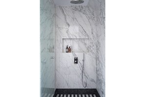Een douche, handdoeken, zeep, shampoo