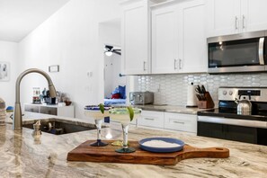 Kühlschrank, Mikrowelle, Ofen, Geschirrspüler