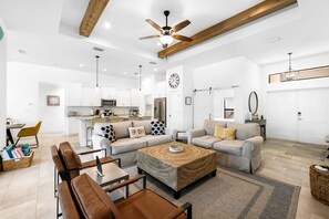 Fernseher, Tischfußball, Bücher