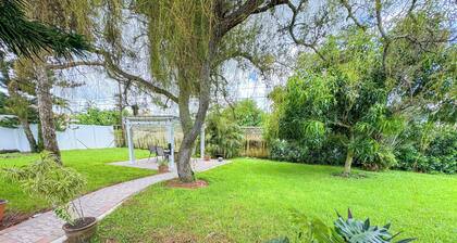 Cozy Two Bedroom Apartment by Beaches and Mercado, North Naples