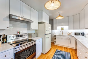 Réfrigérateur, micro-ondes, plaque de cuisson, lave-vaisselle