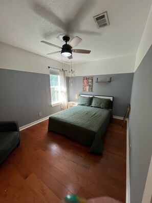 2 bedrooms, desk, WiFi, bed sheets