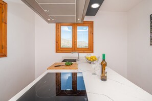 Kjøleskap, mikrobølgeovn, ovn og oppvaskmaskin