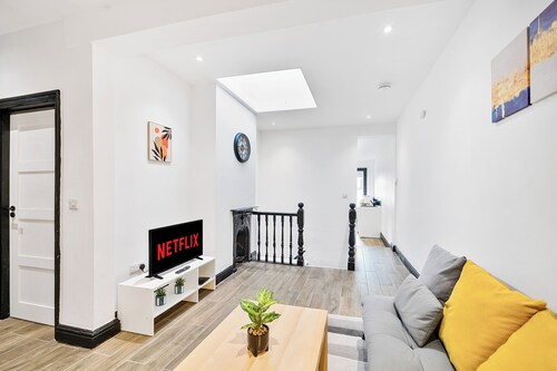 MODERN DUPLEX APARTMENT LOCATED NEAR CITY CENTRE - FREE PARKING, WI FI & NETFLIX