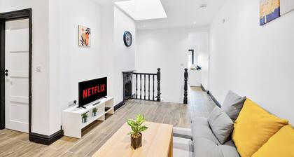 MODERN DUPLEX APARTMENT LOCATED NEAR CITY CENTRE - FREE PARKING, WI FI & NETFLIX