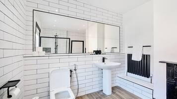 Haartrockner, Handtücher, Seife, Toilettenpapier