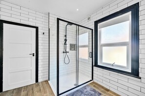 Hårføner, håndklær, såpe og toalettpapir