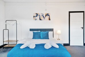 3 عدّة غرف نوم ومكواة/لوح كي وواي فاي وملاءات أسرّة