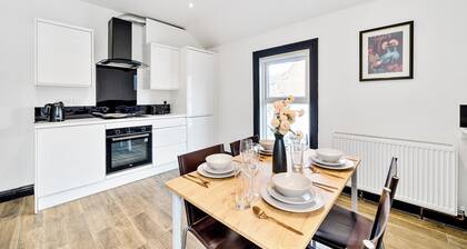 MODERN DUPLEX APARTMENT LOCATED NEAR CITY CENTRE - FREE PARKING, WI FI & NETFLIX