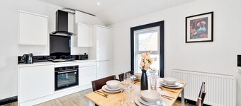 MODERN DUPLEX APARTMENT LOCATED NEAR CITY CENTRE - FREE PARKING, WI FI & NETFLIX
