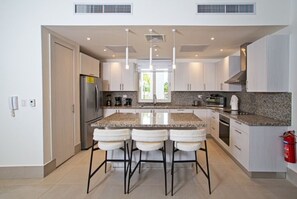 Kühlschrank, Mikrowelle, Ofen, Kochgeschirr/Geschirr/Besteck