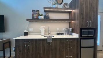 Een koelkast, een microgolfoven, een koffiezetapparaat/waterkoker