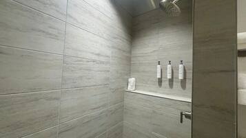 Een douche, handdoeken