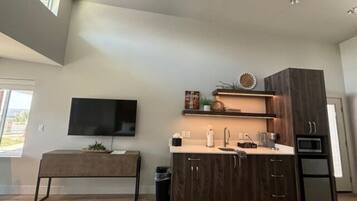 Een koelkast, een microgolfoven, een koffiezetapparaat/waterkoker