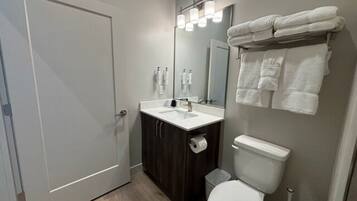 Een douche, handdoeken