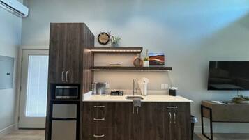 Jääkaappi, mikroaaltouuni, kahvin-/teenkeitin