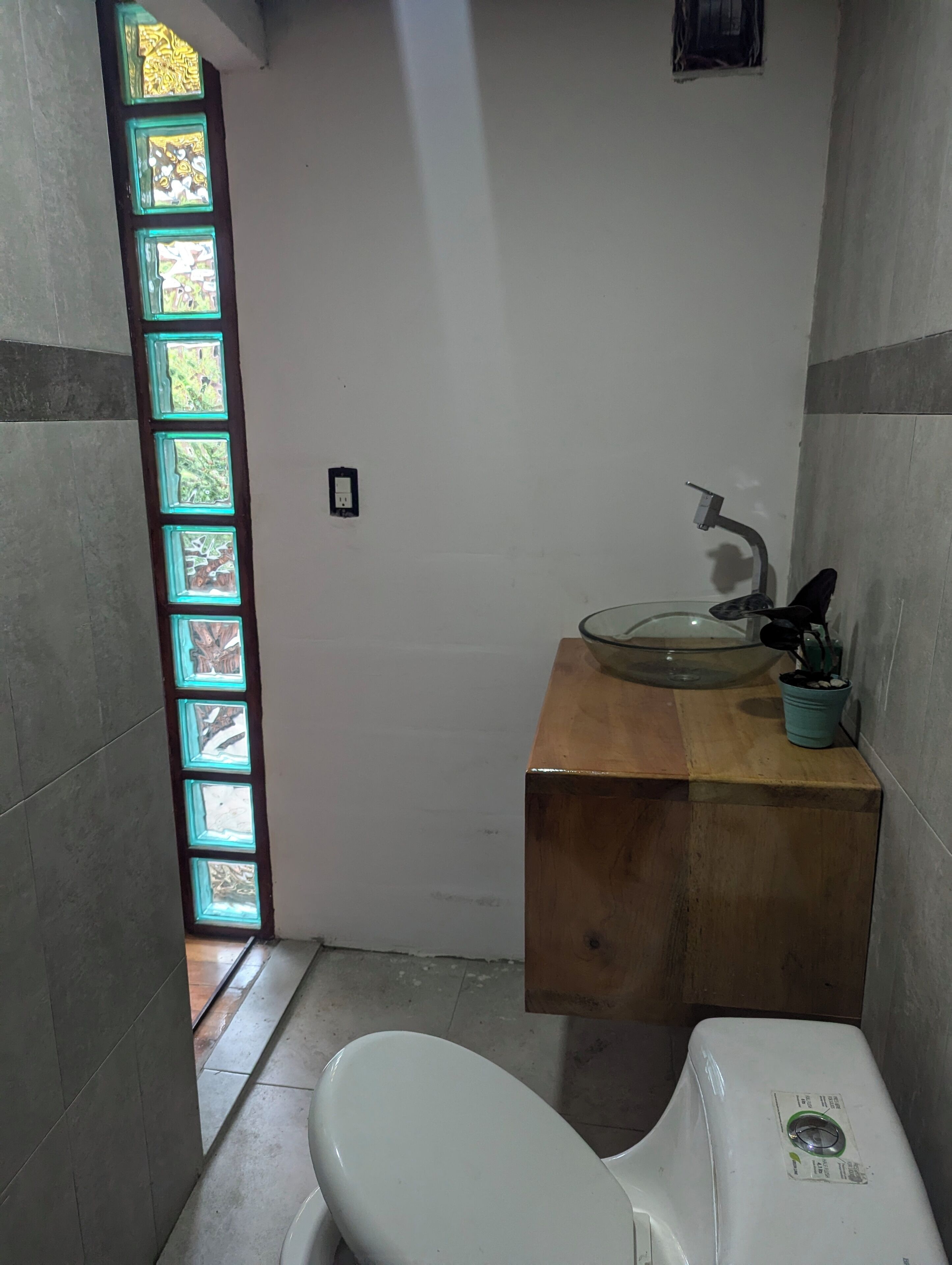 Toallas, jabón, shampoo, papel de baño 