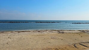 På stranden