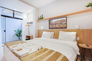 Rom – deluxe, 1 kingsize-seng | Wi-fi (inkludert)