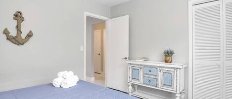 4 bedrooms, desk, iron/ironing board, travel cot