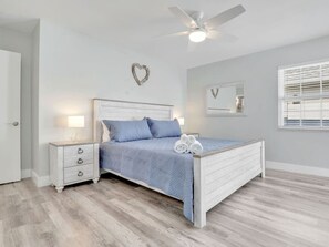 4 chambres, bureau, fer et planche à repasser, lit de bébé portatif