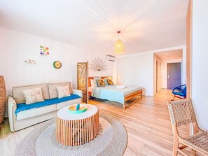 1 室のベッドルーム、デスク、アイロン / アイロン台、旅行用ベビーベッド