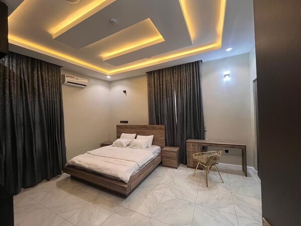 3 habitaciones, tabla de planchar con plancha, wifi y ropa de cama 